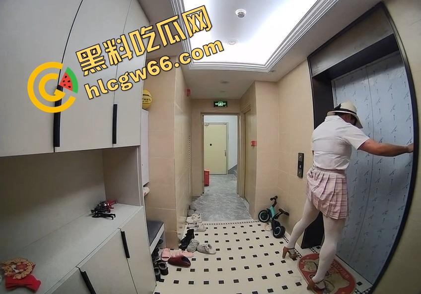 离谱到爆！男子穿白丝JK短裙在妹子家门口地毯上蹭半天射不出来，边蹭边喘边爽，这是人干的事儿吗？  第7张