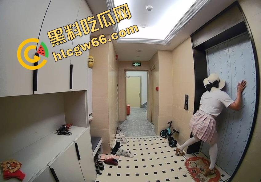 离谱到爆！男子穿白丝JK短裙在妹子家门口地毯上蹭半天射不出来，边蹭边喘边爽，这是人干的事儿吗？  第8张