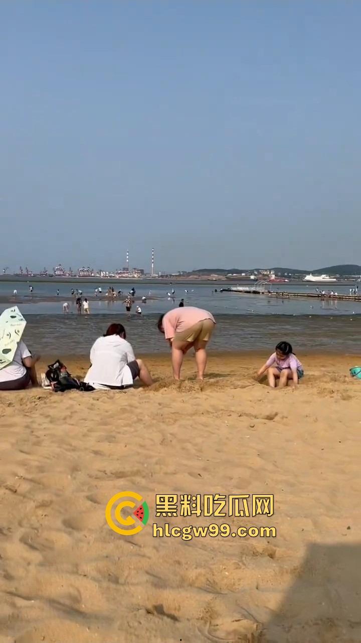 三亚沙滩上的极品骚蜜，天然F奶白到发光的沙滩荡妇，屁股翘得能夹酒瓶，不守妇道翘臀在沙滩上散味！  第11张