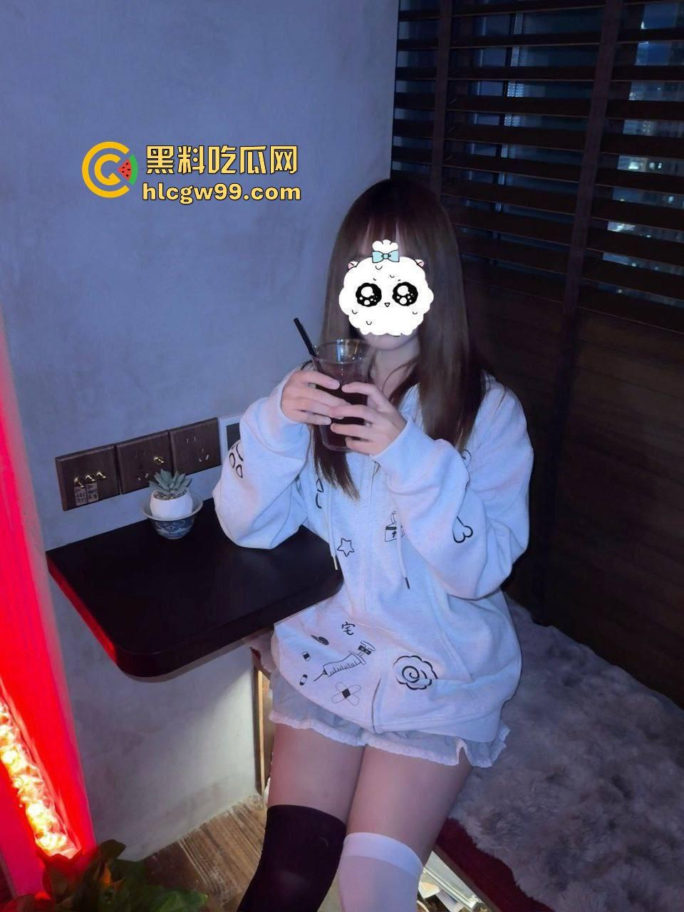 重庆巨乳小母狗『王晓希』独家视频曝光，跪地揉奶跳骚舞，脸穴同框疯狂自慰求主人大鸡巴！  第2张