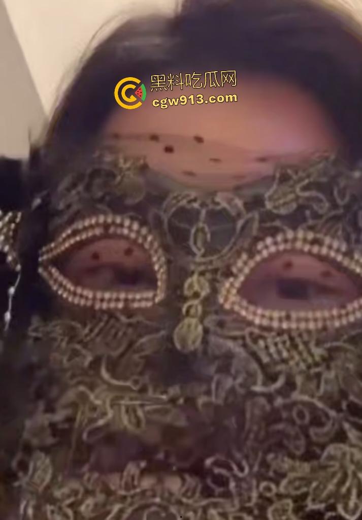 抖音网红【于小姐】一对一视频被金主调教，揉奶抠逼样样精，这骚穴太熟了容易喷水高潮！  第4张