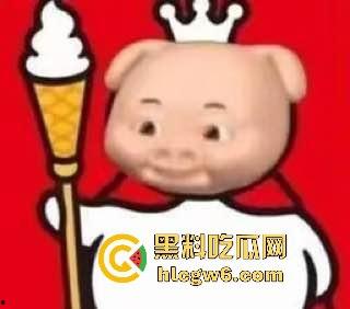 郑州蜜雪冰城惊现狙击手 哥们撸多了眼圈发黑，手枪一抬对着坦克狂射，这是沉迷打飞机的艺术家！  第2张