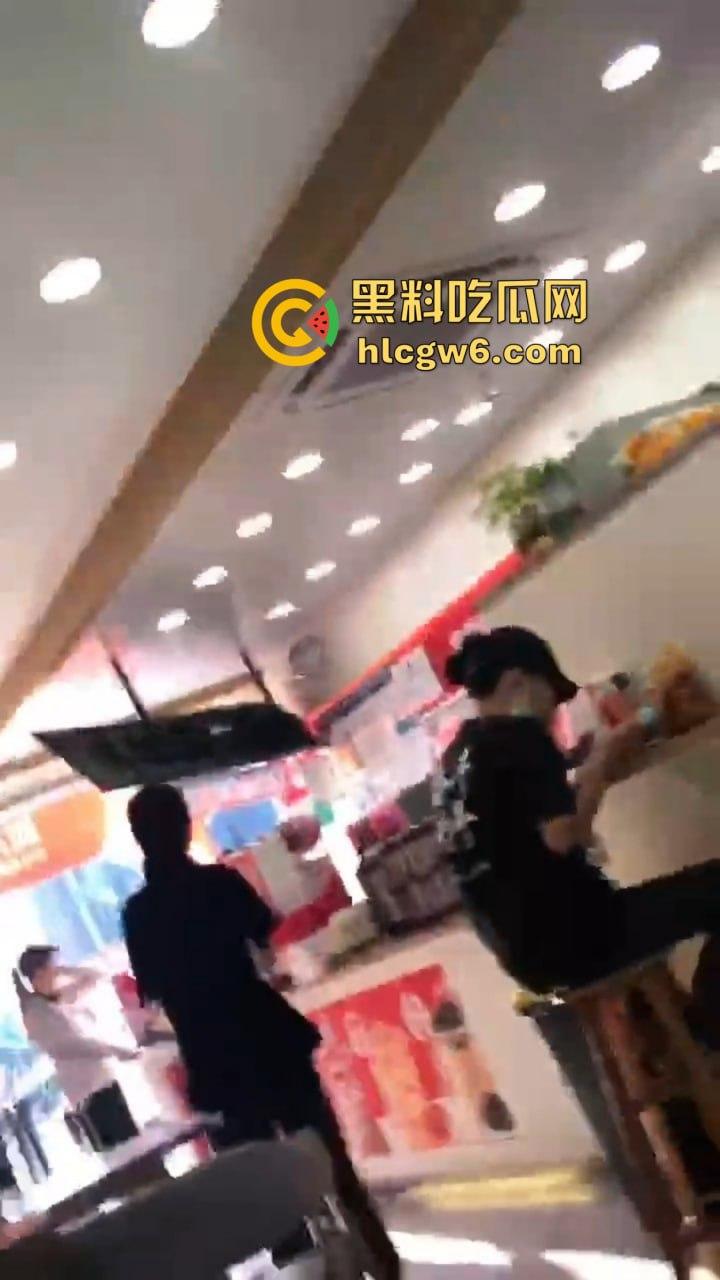 郑州蜜雪冰城惊现狙击手 哥们撸多了眼圈发黑，手枪一抬对着坦克狂射，这是沉迷打飞机的艺术家！  第6张