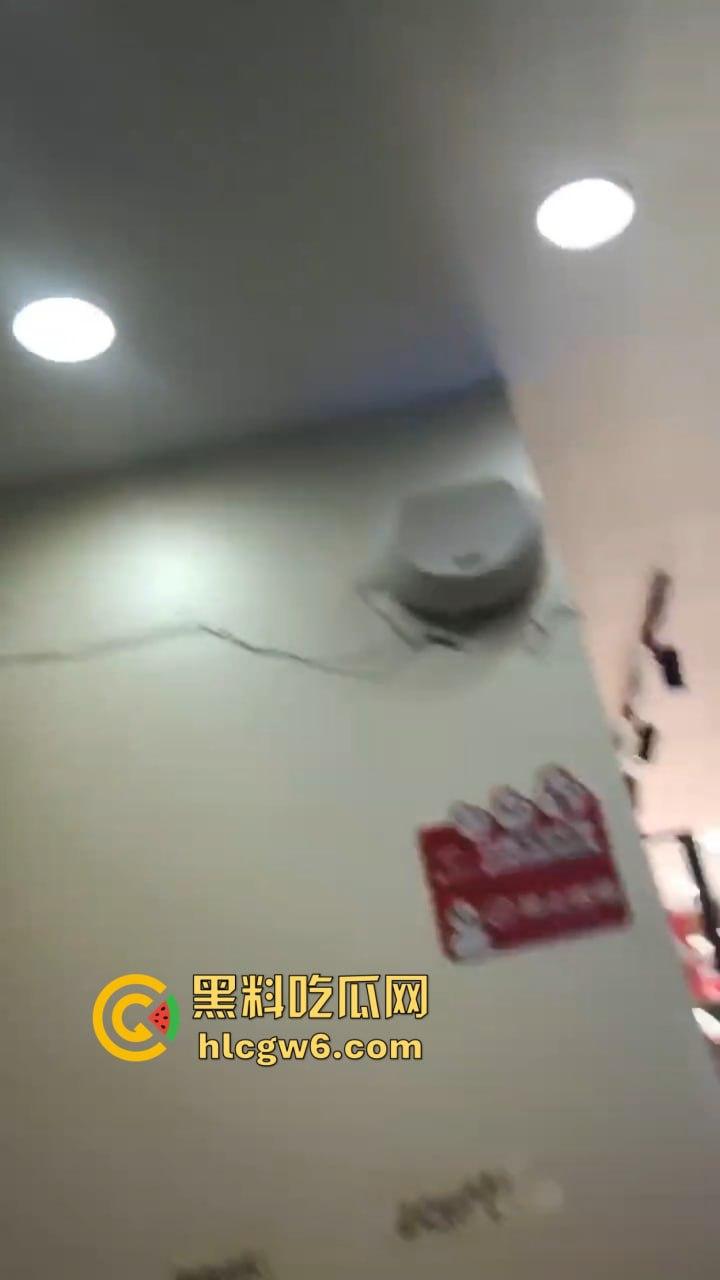 郑州蜜雪冰城惊现狙击手 哥们撸多了眼圈发黑，手枪一抬对着坦克狂射，这是沉迷打飞机的艺术家！  第7张