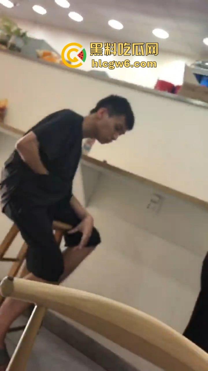 郑州蜜雪冰城惊现狙击手 哥们撸多了眼圈发黑，手枪一抬对着坦克狂射，这是沉迷打飞机的艺术家！  第10张