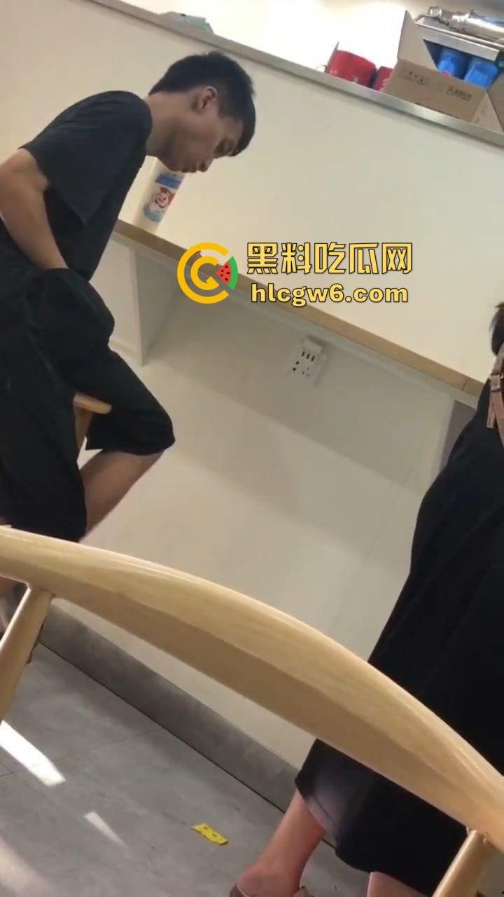 郑州蜜雪冰城惊现狙击手 哥们撸多了眼圈发黑，手枪一抬对着坦克狂射，这是沉迷打飞机的艺术家！  第12张