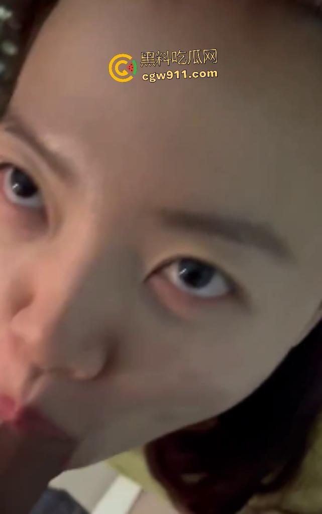 文静女神私下骚到飞起，新男友刚上床被口技吸魂腿软，巨乳骑乘如过山车，这嫩逼能把鸡巴融化了！  第2张