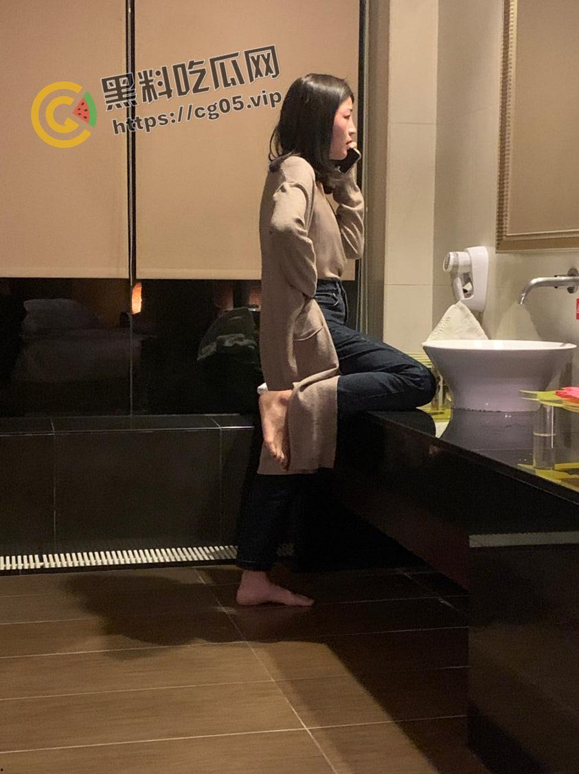 台湾美女保险推销员 推销保险被客户忽悠了 连哄带骗搞到了床上爆操 业务水平不太行啊  第5张