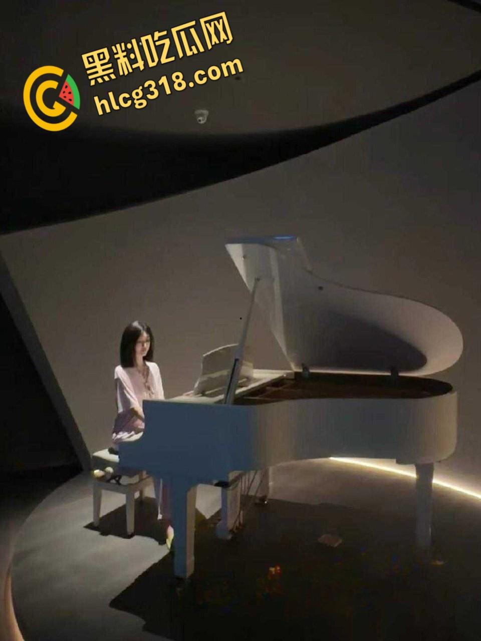 南昌大学极品御姐【沈嫒宁】，对着镜子蒙眼口交，后入时小穴夹的紧紧的，死死抓紧被子，这身材不愧是舞蹈生！  第1张