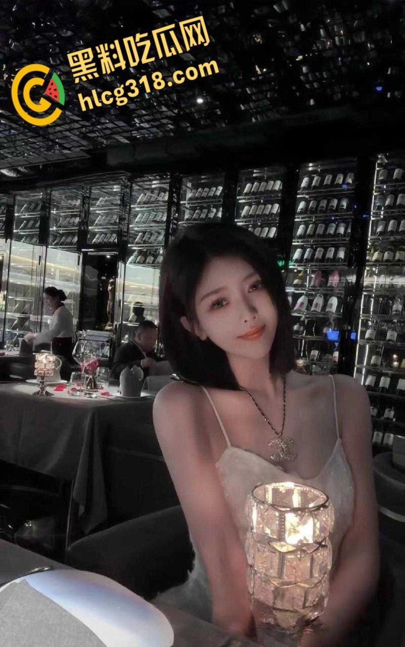 南昌大学极品御姐【沈嫒宁】，对着镜子蒙眼口交，后入时小穴夹的紧紧的，死死抓紧被子，这身材不愧是舞蹈生！  第3张