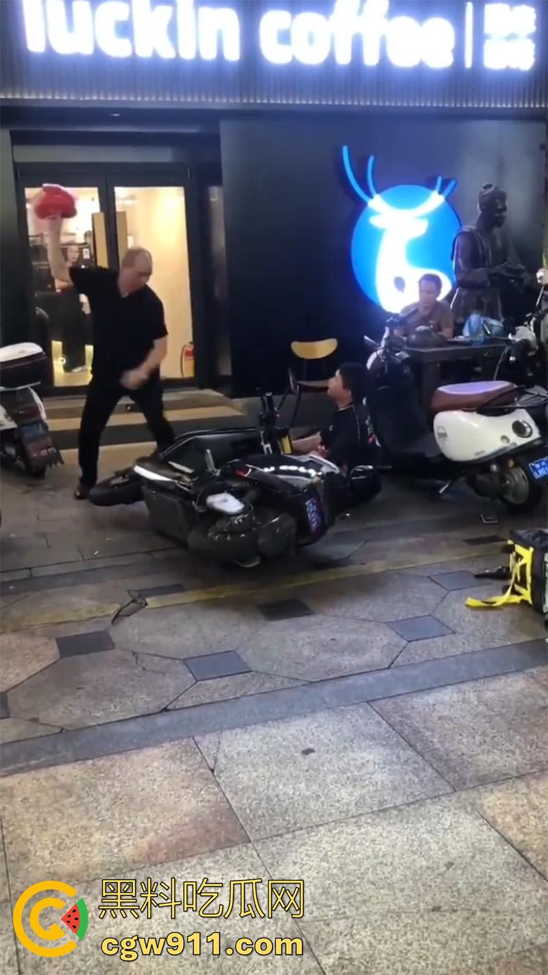 广西柳州瑞幸咖啡又火了，店主爆揍外卖小哥，站长出面后施暴者竟影帝上身，躺地上装死！  第3张