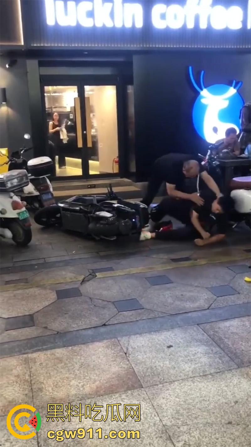 广西柳州瑞幸咖啡又火了，店主爆揍外卖小哥，站长出面后施暴者竟影帝上身，躺地上装死！  第4张