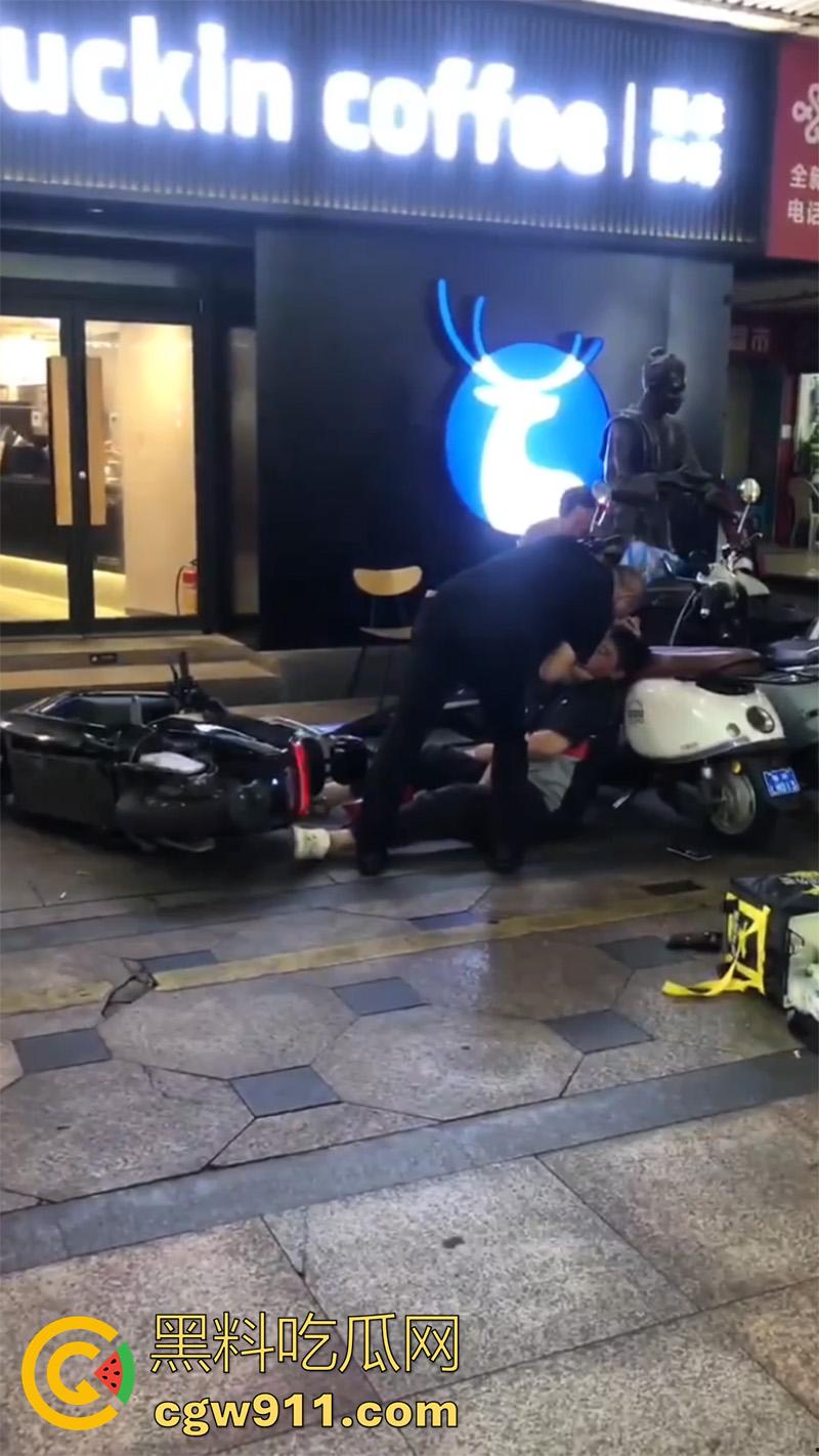 广西柳州瑞幸咖啡又火了，店主爆揍外卖小哥，站长出面后施暴者竟影帝上身，躺地上装死！  第5张