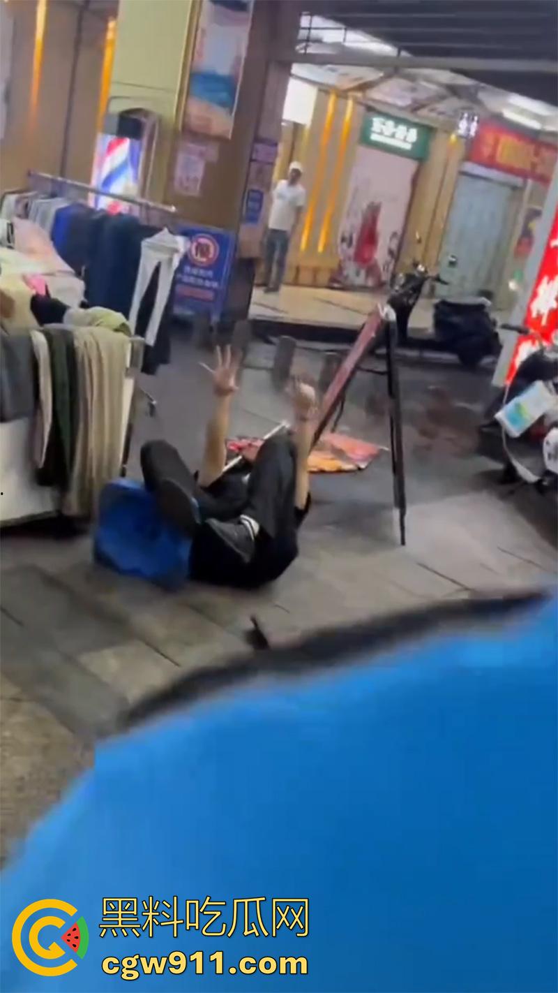 广西柳州瑞幸咖啡又火了，店主爆揍外卖小哥，站长出面后施暴者竟影帝上身，躺地上装死！  第8张