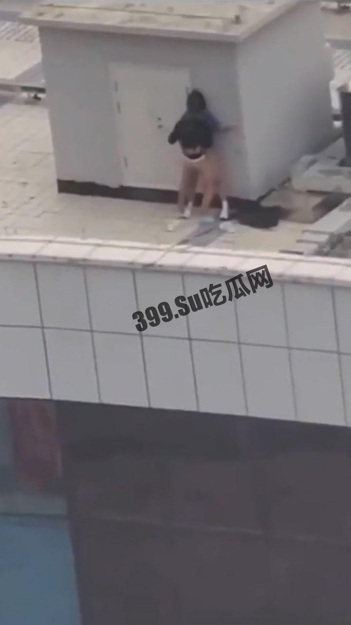 小情侣寻刺激跑天台啪啪 热心肠大哥帮忙记录并附上激情解说  第2张