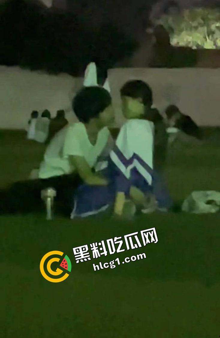 河南经济贸易技术学院 情侣操场发情 大庭广众插进去 同学让我也分享一下你的快乐吧  第3张