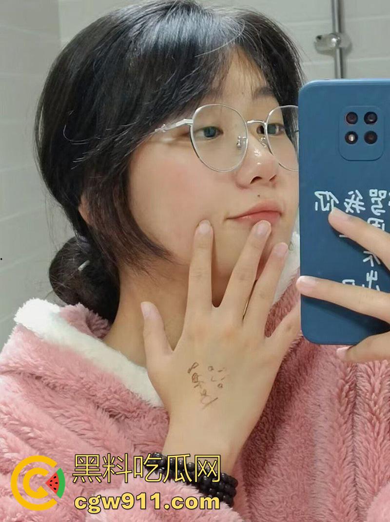 太原理工学院【王筱筱】颜值清纯眼镜妹，平时高材生学霸，私下却是乖巧母狗，性爱私拍视频流出  第3张