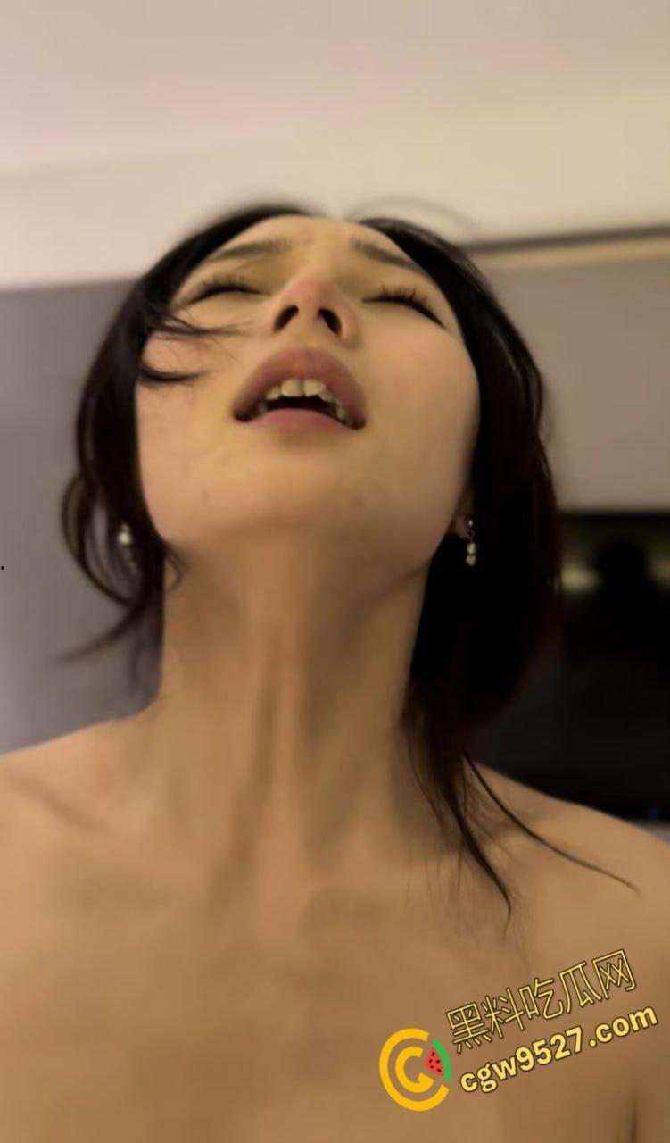 云南大学清纯学妹【谢芝灵】，被男友疯狂调教，酷爱口交沉迷榨精，眼神拉丝表情无比淫荡 !  第6张