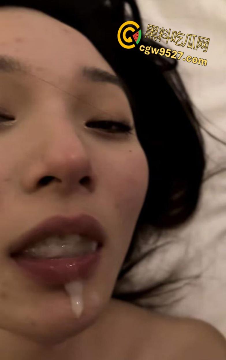 云南大学清纯学妹【谢芝灵】，被男友疯狂调教，酷爱口交沉迷榨精，眼神拉丝表情无比淫荡 !  第9张