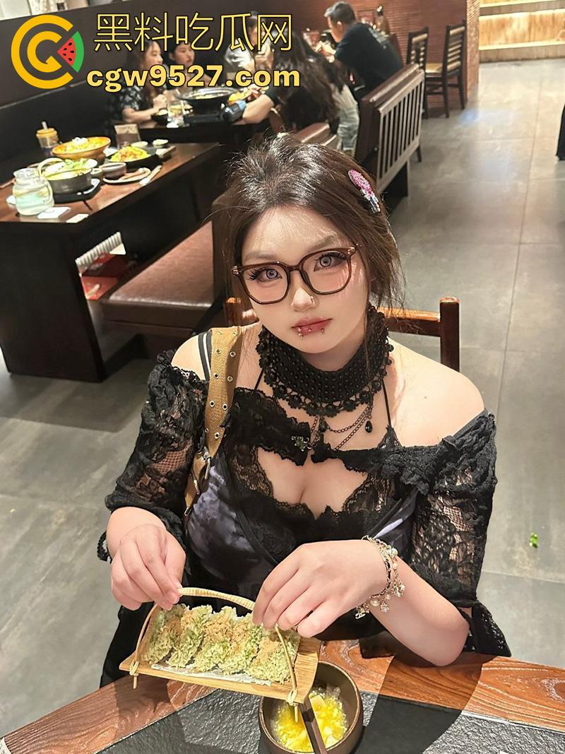 摄影师大神投稿，漫展认识的微胖女神，身材高挑丰乳肥臀，穿上诱人丝袜真是让人欲罢不能！  第5张