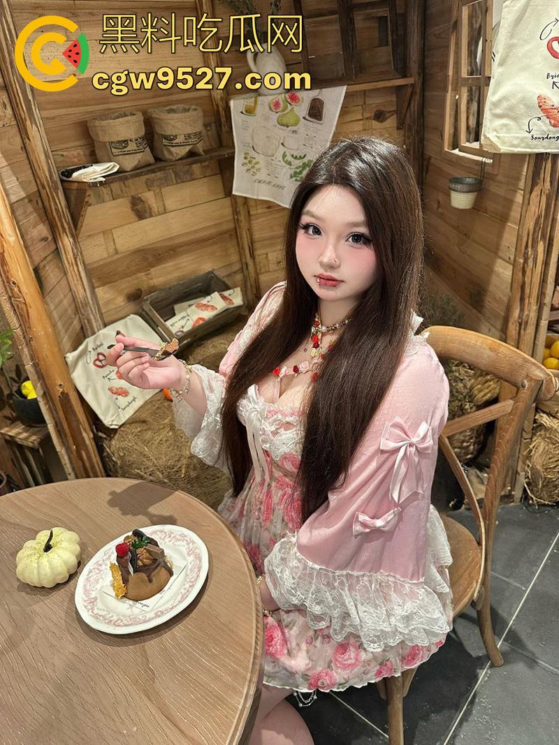 摄影师大神投稿，漫展认识的微胖女神，身材高挑丰乳肥臀，穿上诱人丝袜真是让人欲罢不能！  第7张