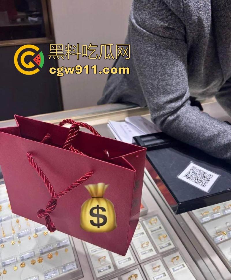 终于在堂姐醉酒状态，进入了堂姐的阴道，但是过程中堂姐竟然醒了，但还是阻止不了无套内射！  第1张