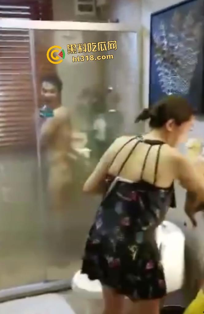 老熟女酒店集体去浴室调戏男性朋友，强拉浴室门看光，还疯狂嘲笑鸡鸡太小没欲望！  第2张