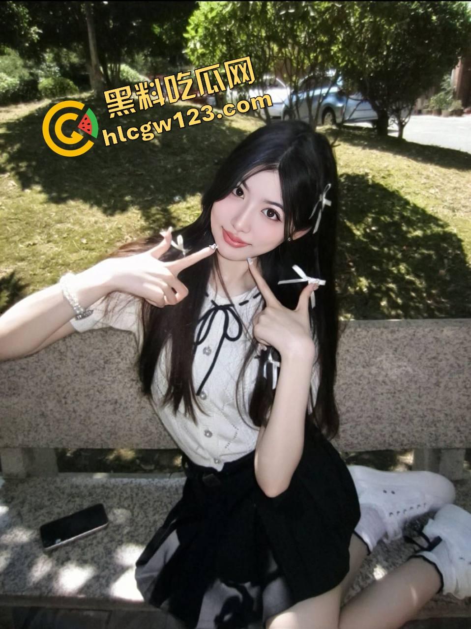 约炮大神睡白袜长靴学姐镜前舔棒到爆炸，黑丝足交舔得肉棒发烫秒杀全场，骚穴深处被顶炸！  第4张