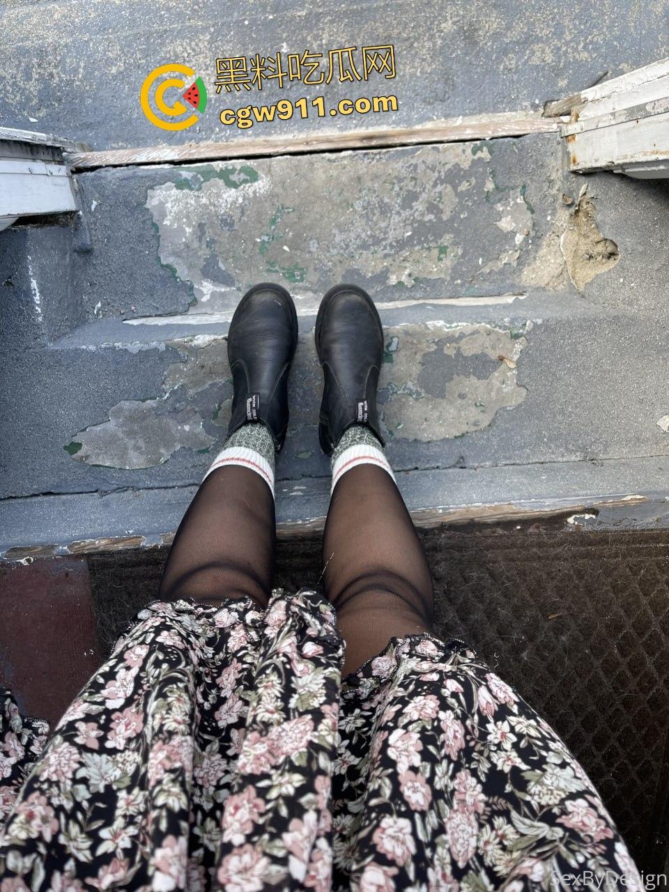 网红【SavvySuxx】提名淫后，家中与哥哥激战无视父母，巨屌颜射满脸白浊，哥哥边看她色情视频边操！  第1张