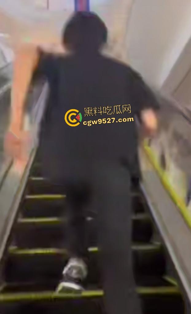 【锦一】网恋奔现见猪头？现场开骂这么肥还骗钱，说180斤都算保守了，立马打110来现场抓骗子！  第1张