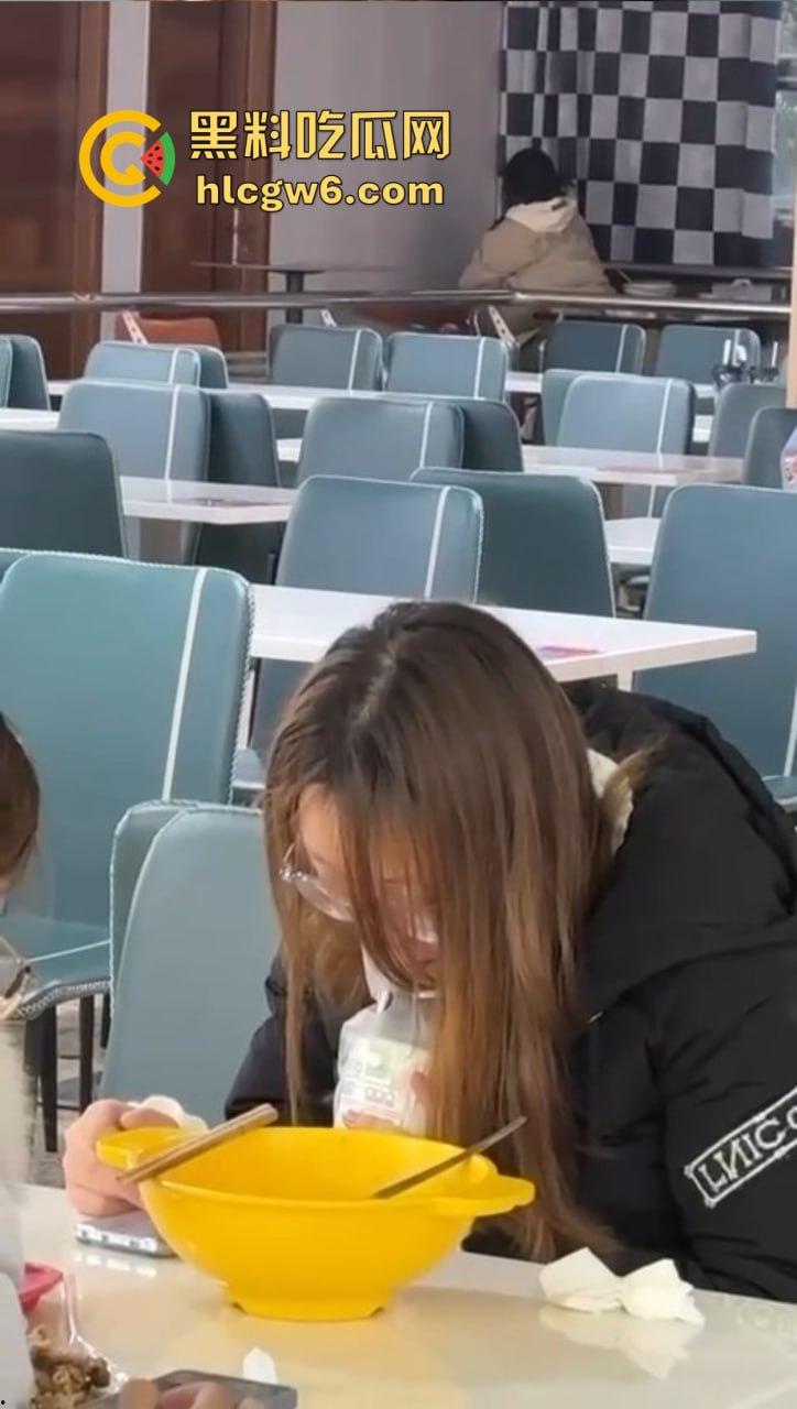 山东大学离谱实录 学姐天冷懒得野战，直接食堂里开草，学姐羽绒服遮挡现场摇动，学弟学妹边吃饭边看真人秀！  第8张
