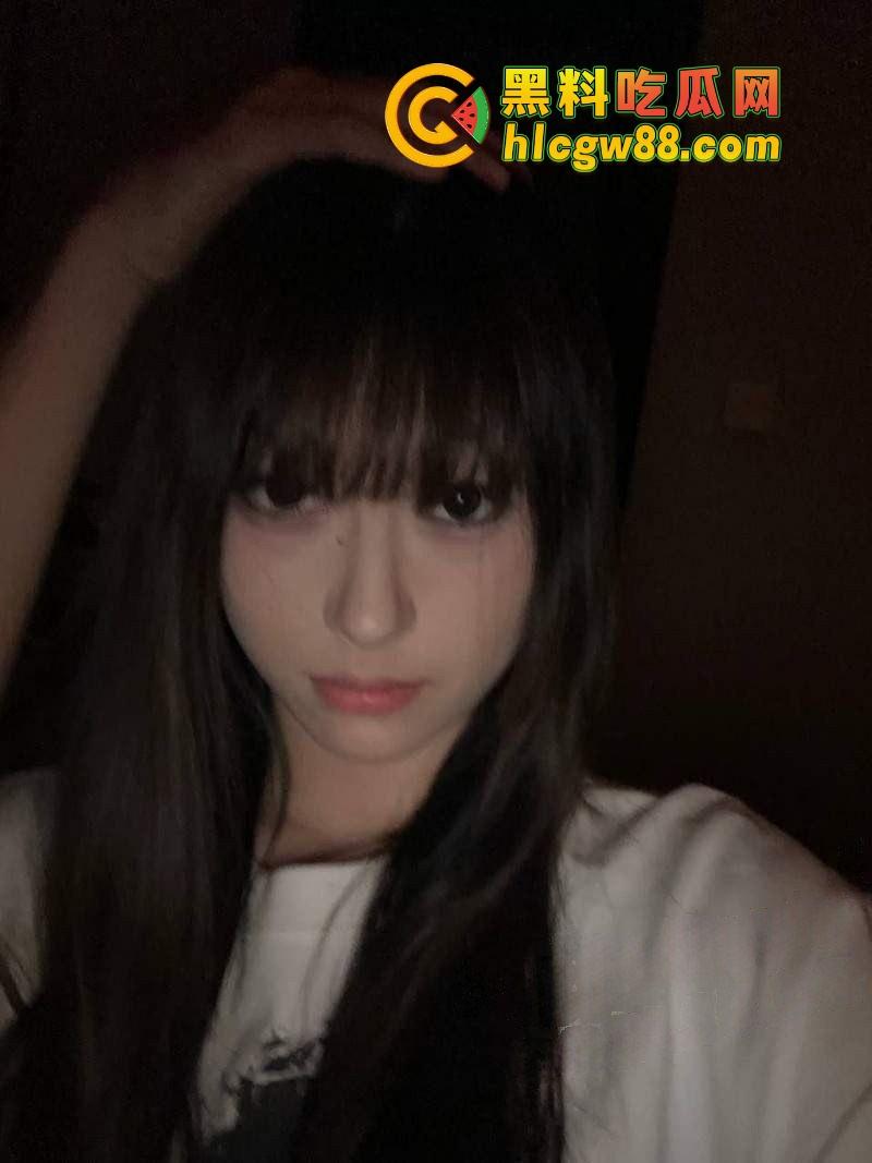 芜湖学生妹『李娜』极品骚货经期还浴血操翻，长腿冷脸反差婊，骑鸡巴狂摇逼水喷炸，镜头前吃屌嗨到爆！  第1张