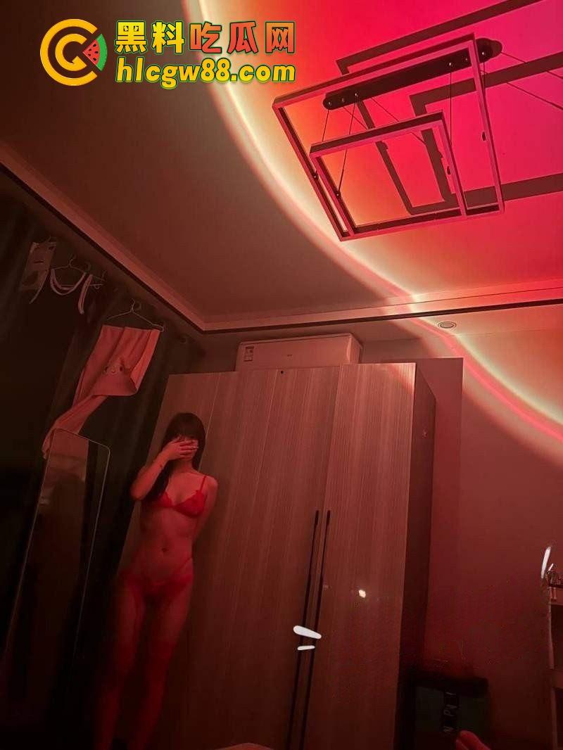 芜湖学生妹『李娜』极品骚货经期还浴血操翻，长腿冷脸反差婊，骑鸡巴狂摇逼水喷炸，镜头前吃屌嗨到爆！  第5张