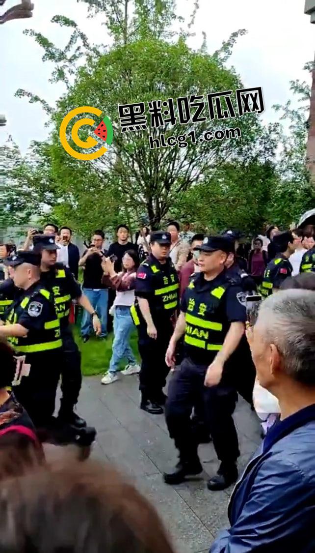 重庆渝北区 学区房学校未兑现 五大小区集体维权 与警察混战 多名业主被抓 现场视频流出  第3张