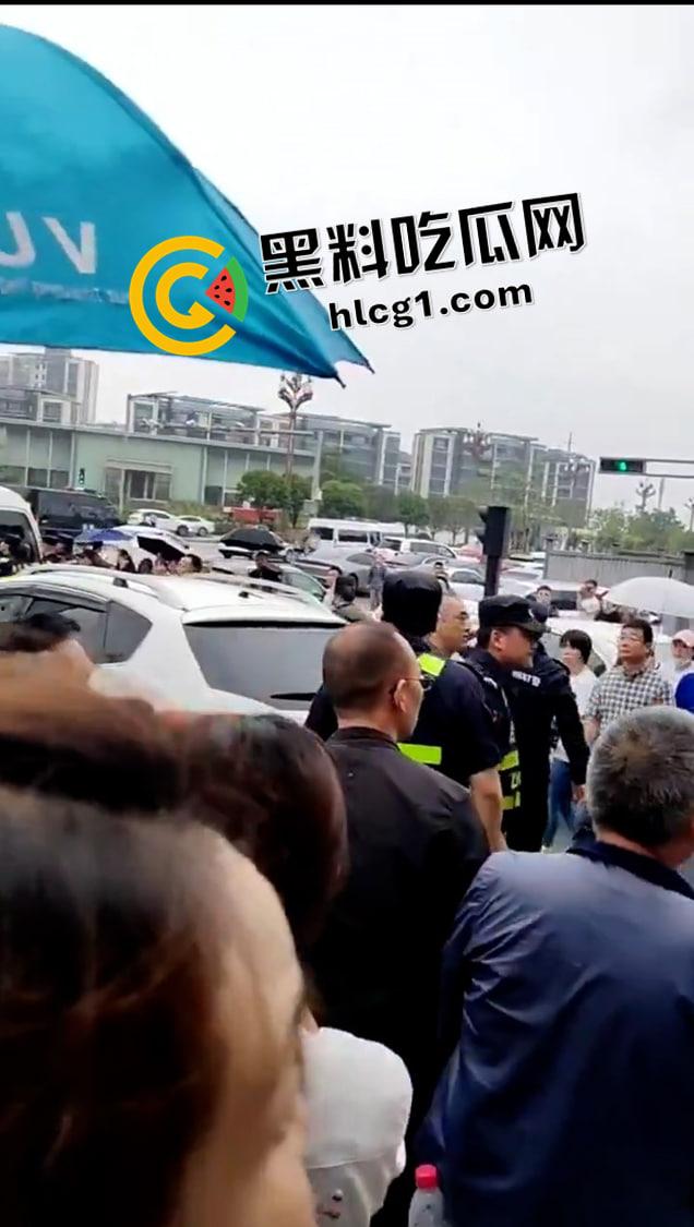 重庆渝北区 学区房学校未兑现 五大小区集体维权 与警察混战 多名业主被抓 现场视频流出  第6张