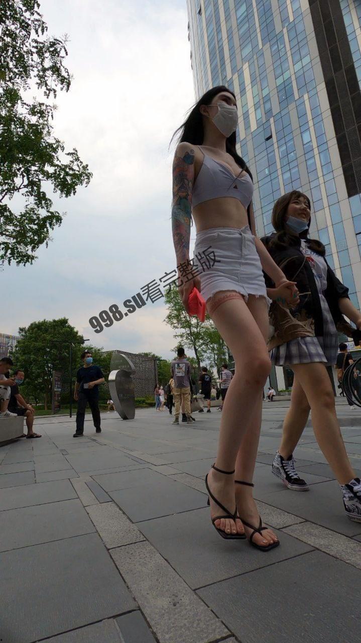 【抄底偷拍】三里屯太古里模特网红街拍圣地花臂女模特九头身高小骚丁极限诱惑  第2张