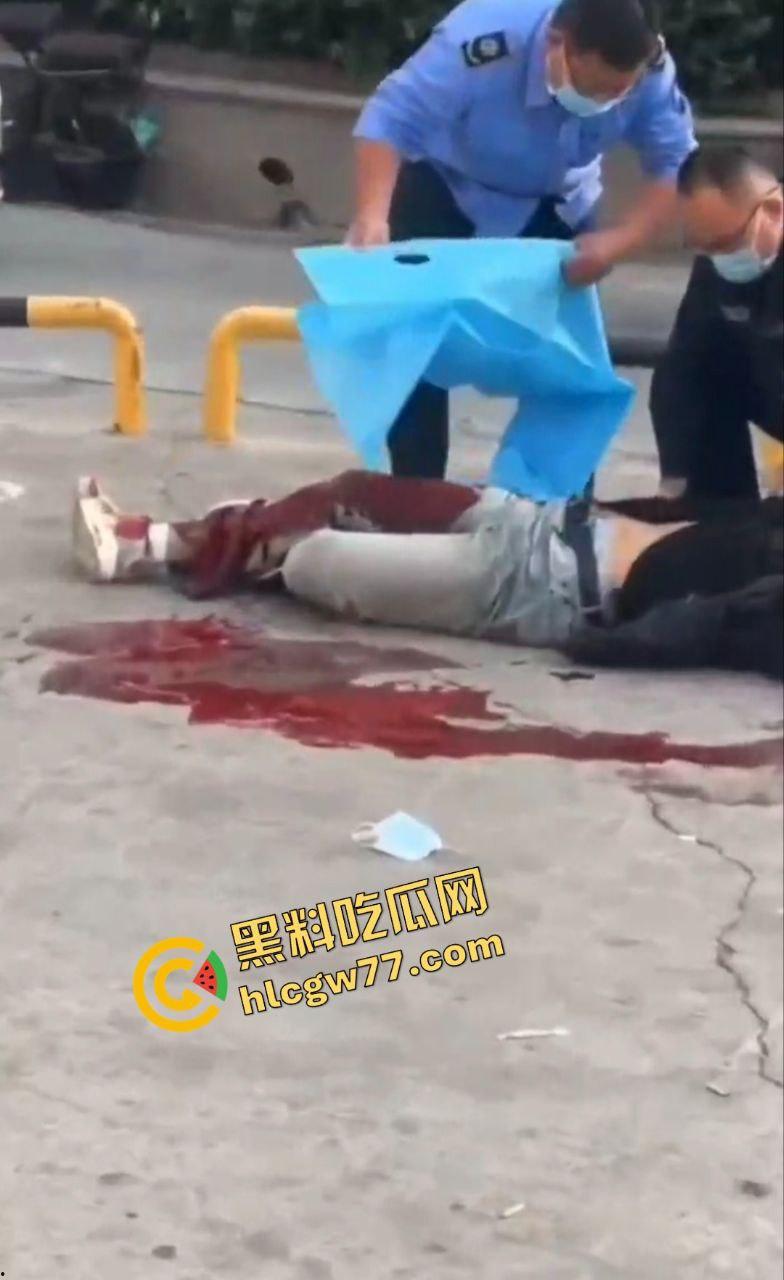 泰安万达精神小伙嚣张群殴致死！不让拍照还挑衅，血流成河把警察吓得腿软！  第1张