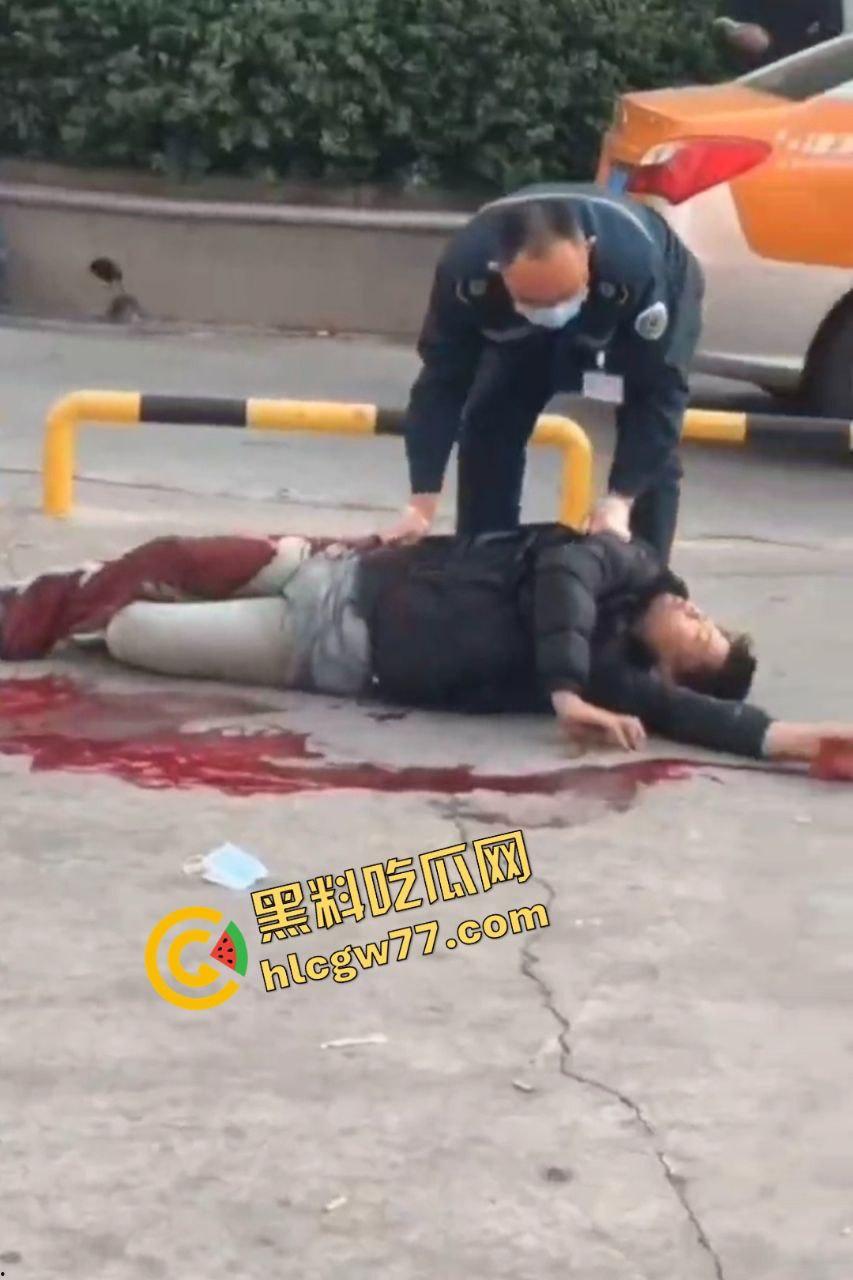 泰安万达精神小伙嚣张群殴致死！不让拍照还挑衅，血流成河把警察吓得腿软！  第3张