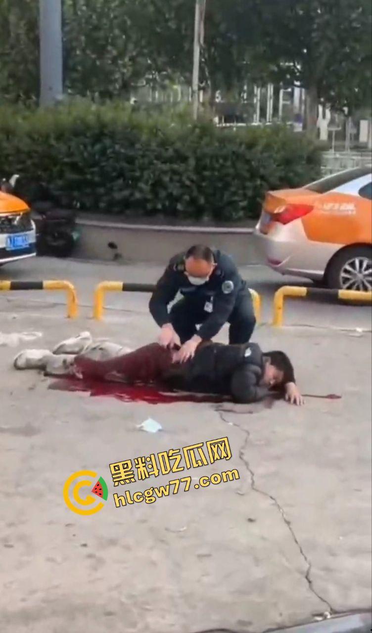 泰安万达精神小伙嚣张群殴致死！不让拍照还挑衅，血流成河把警察吓得腿软！  第4张