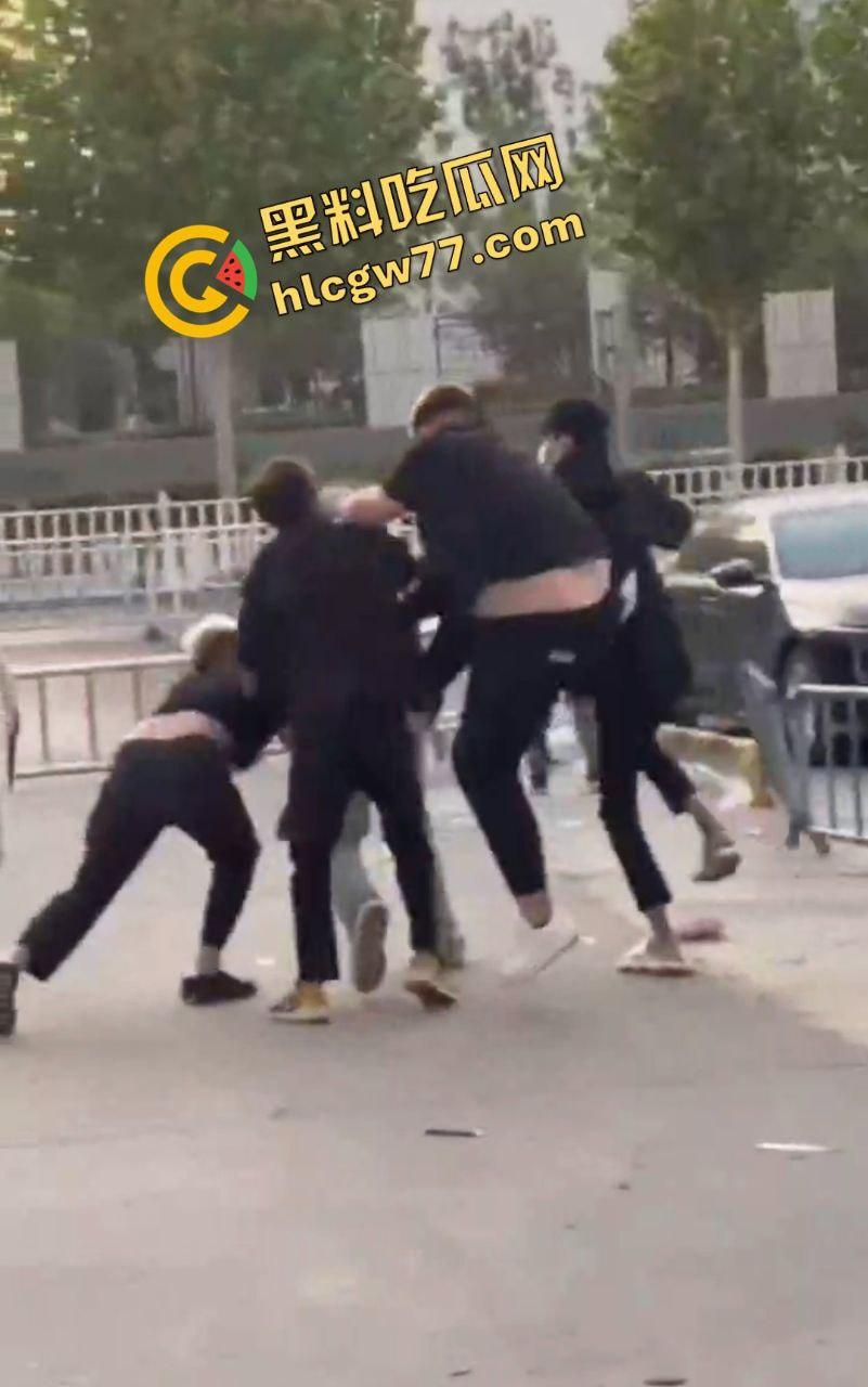 泰安万达精神小伙嚣张群殴致死！不让拍照还挑衅，血流成河把警察吓得腿软！  第5张