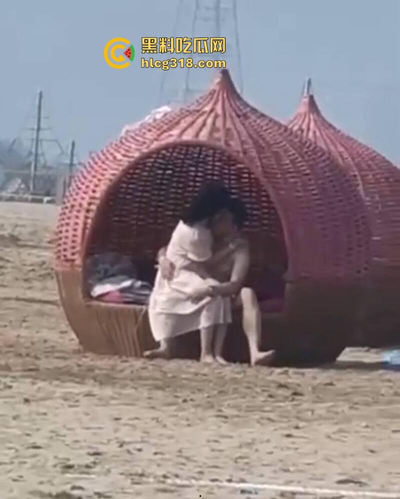 三亚沙滩情侣户外当众野战，精虫上脑被偷拍视若无睹继续干，吹着海风操着自己心爱的女人！  第5张