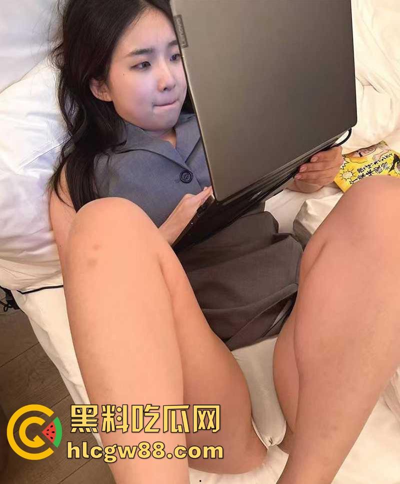 中国传媒大学【白洁】研究生情侣性爱视频曝光 各种舔屌卖骚 无套做爱中出 反差感爆棚！  第3张