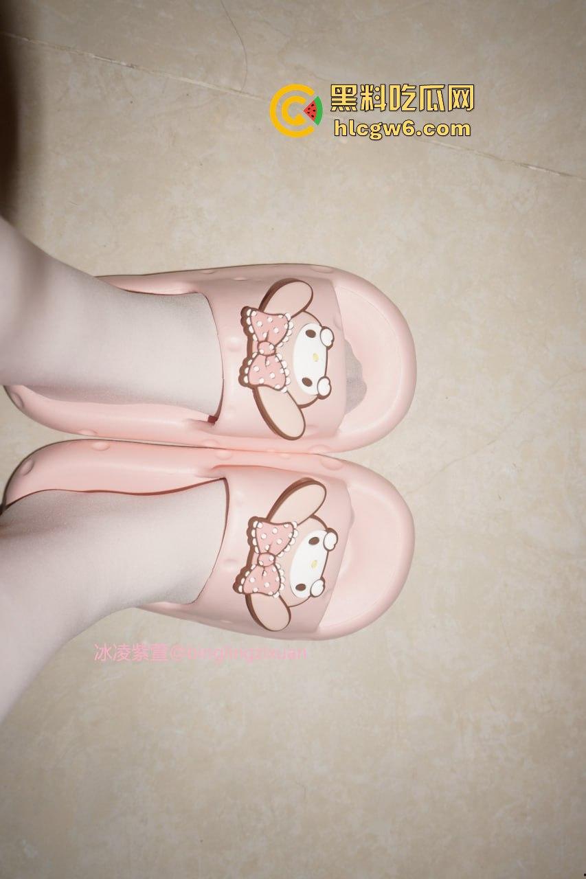 OnlyFans泰国极品骚货情侣【mickeemouse】绿帽癖男友放飞，女友3P、6P大乱斗淫乱得不行！  第3张