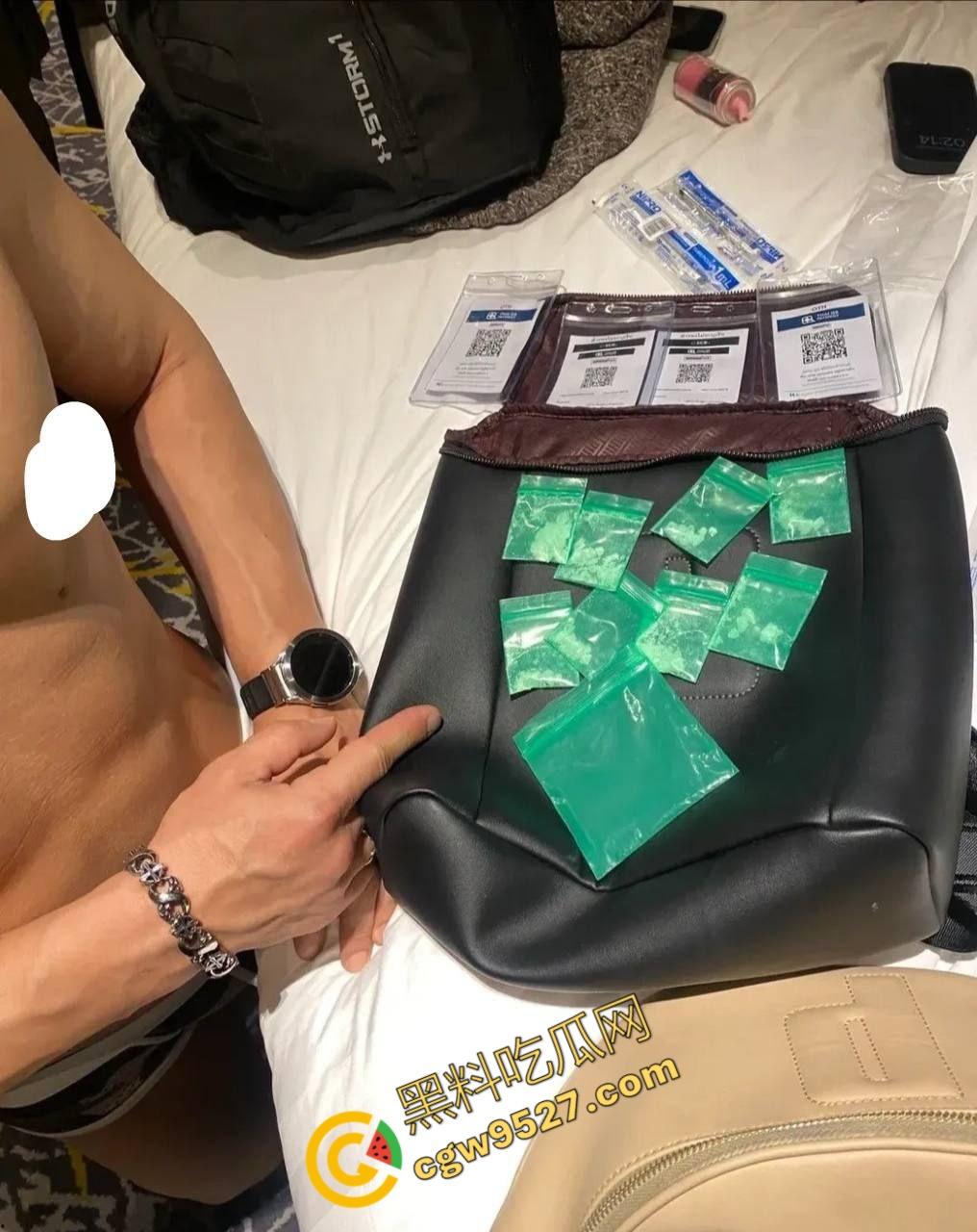 泰国曼谷100多人吸毒淫乱派对现场曝光！大汉赤身露体，互相慰藉，屁眼同时插入两只大屌！  第4张