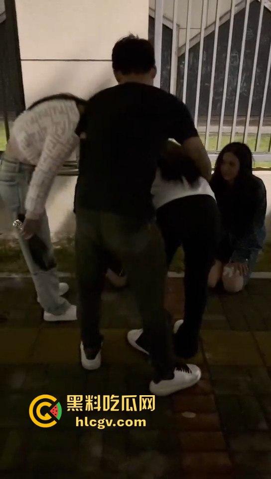 广西精神小妹霸凌两小仙女！暴露男友位置惹祸，小仙女被堵墙角皮带抽，场面真是狠得不行！  第4张
