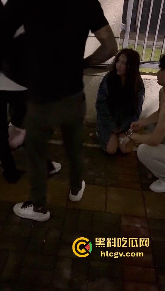 广西精神小妹霸凌两小仙女！暴露男友位置惹祸，小仙女被堵墙角皮带抽，场面真是狠得不行！  第8张