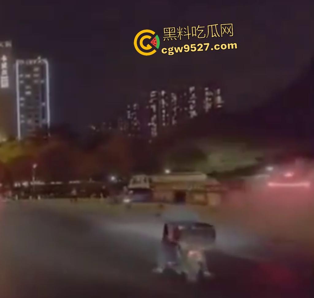 9月2日晚上广州海珠鹤洞桥底，合创汽车开智驾直接冲撞行人，连幼童都撞飞了，这智驾怕不是失了智吧？  第3张