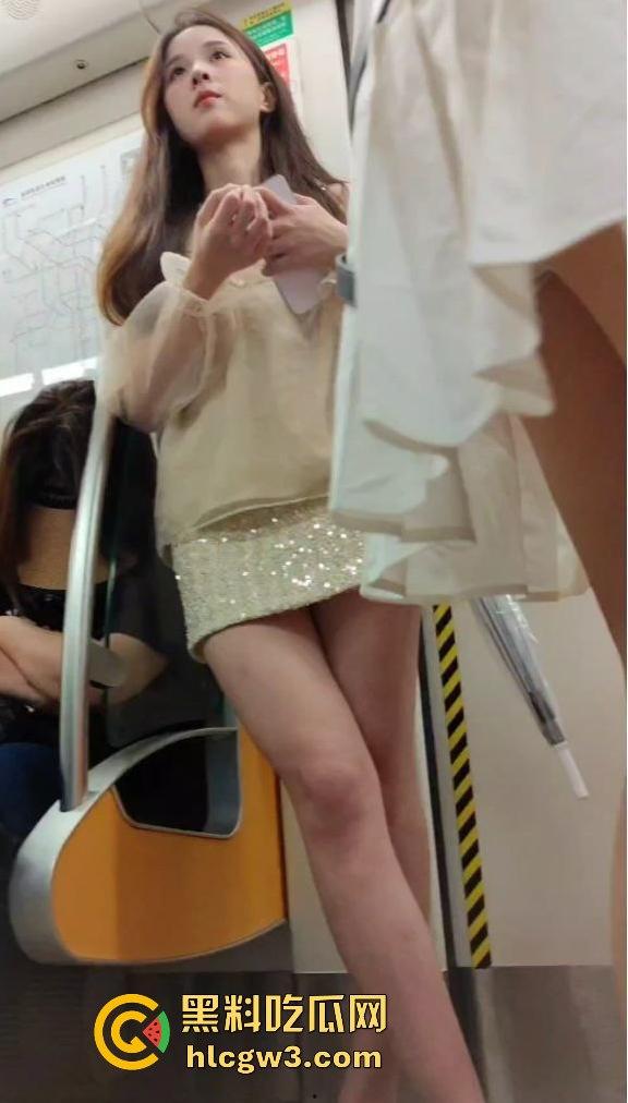 地铁上抄底大长腿小姐姐 被发现偷拍吓得用手机挡脸，哥们运气好没被请进喝茶！  第1张