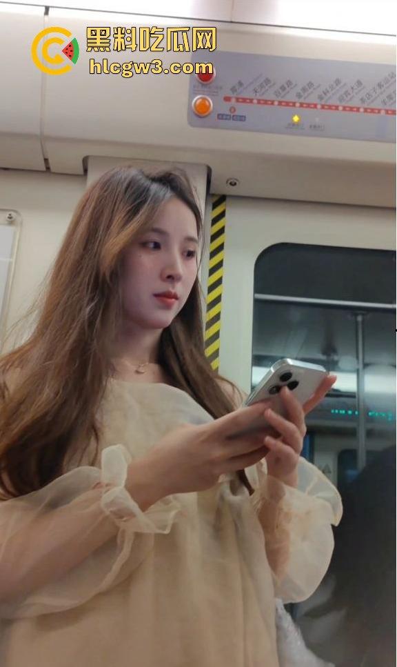 地铁上抄底大长腿小姐姐 被发现偷拍吓得用手机挡脸，哥们运气好没被请进喝茶！  第4张