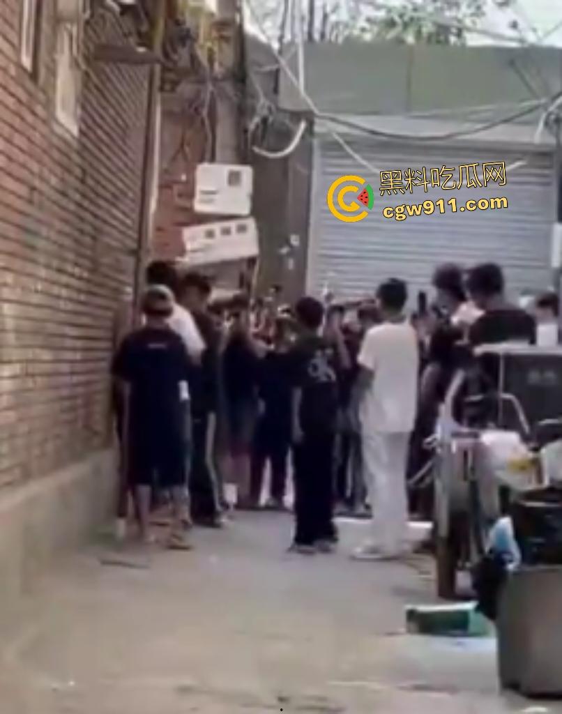 河北廊坊霸州胜芳镇，未成年围殴白衣受害者！小霸王拳脚如雨点狂砸，围观群众起哄拍摄嘲讽“奖励你的”！  第2张